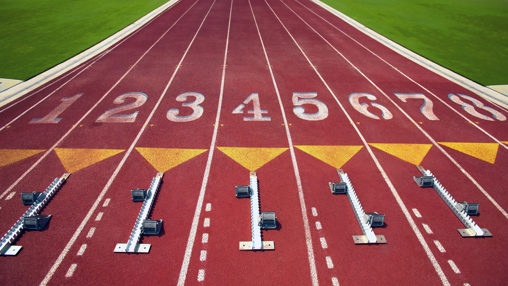 开云体育在线-逆风翻盘，雷诺的绝地反击与拉塞尔的璀璨时刻